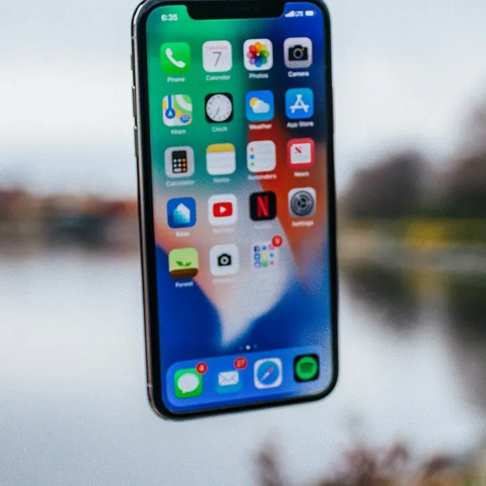 Un smartphone devant un lac flou