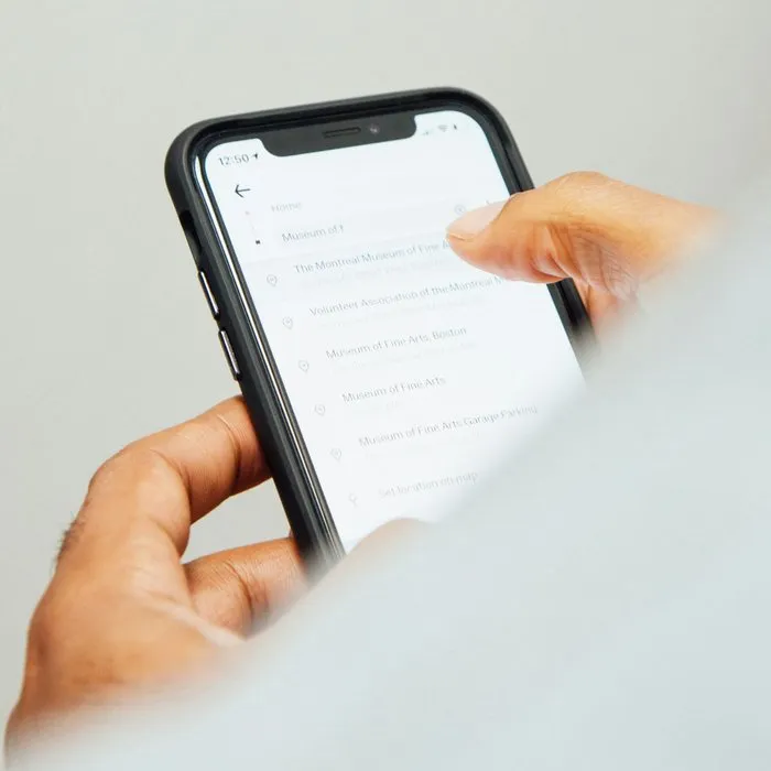 Une main tenant un smartphone affichant un message à l’écran